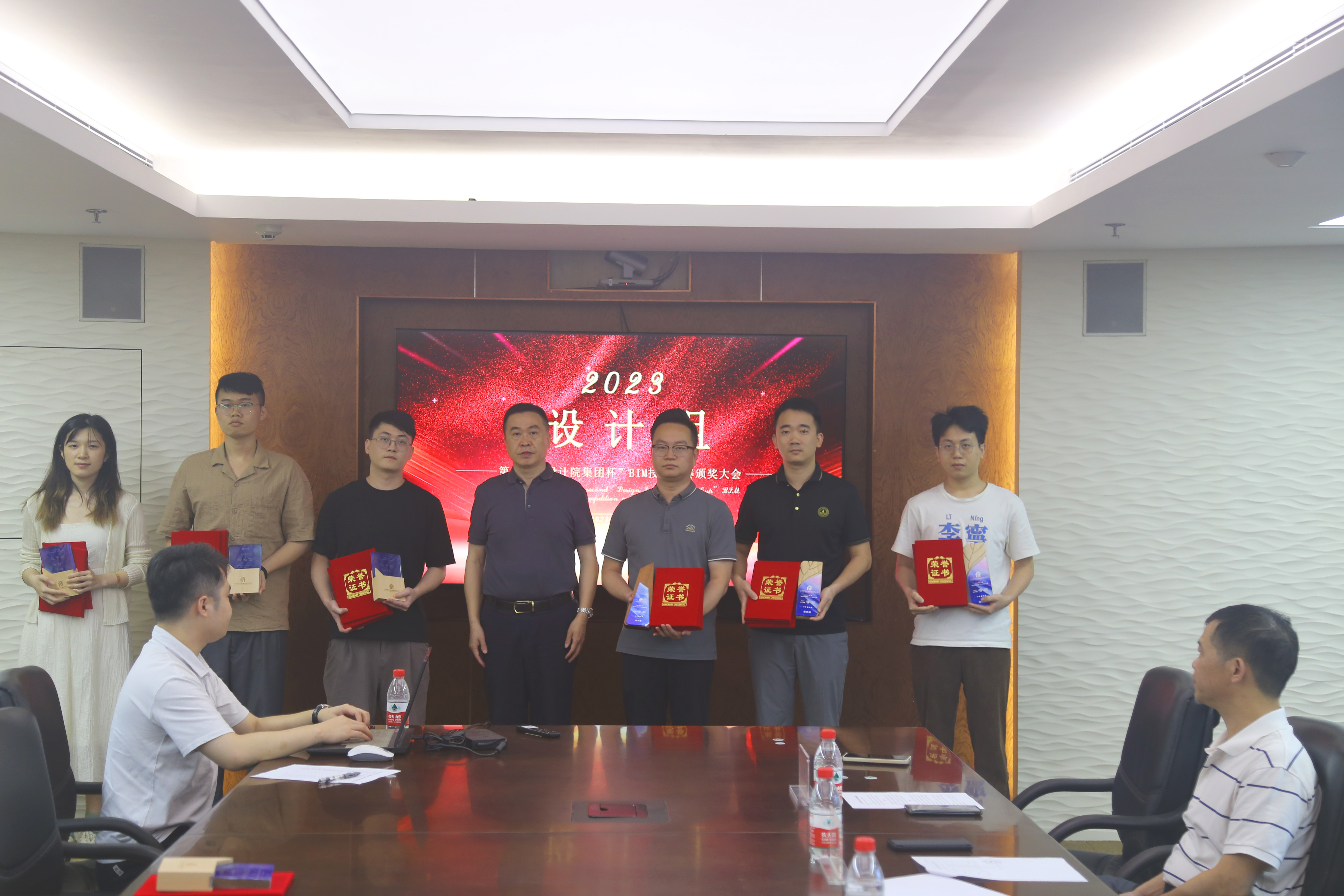 宋建明書記與設計組獲獎代表合影(1).jpg